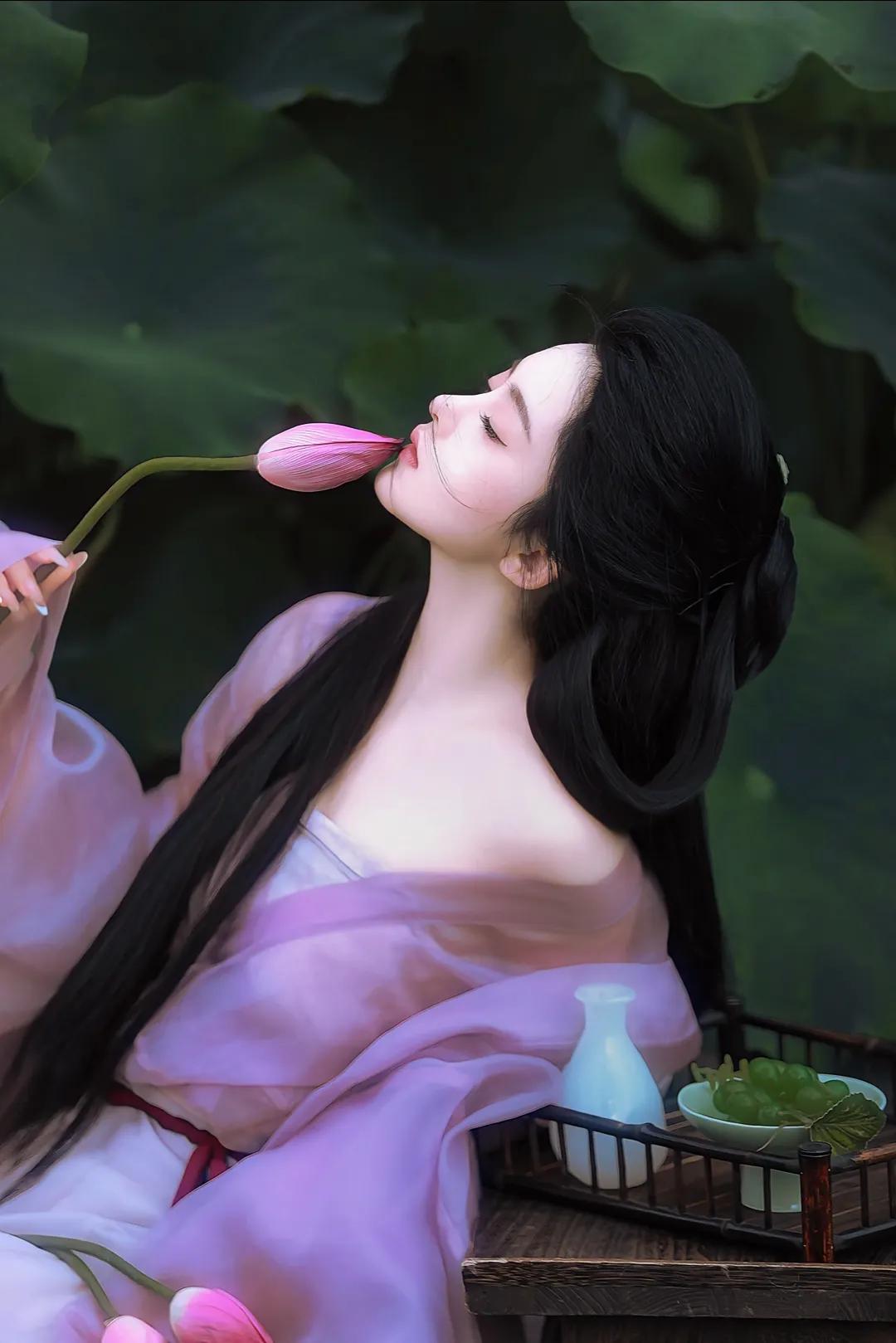 好吧[捂脸]乱对一个，不许笑话鸽哈👇🏻

上联：月随星棹情牵柳
下联：花随云