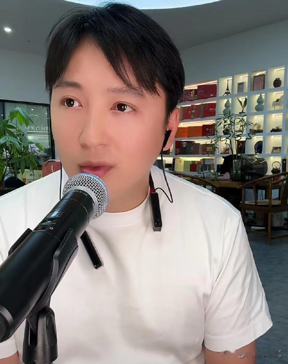 大双:不要因为外貌去评判一个人，那样会显得你很庸俗！

刚刚，大双直播时说:“大