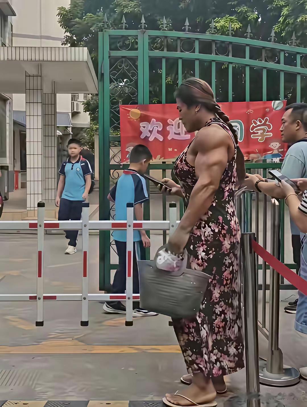 就凭这身肌肉，她家的孩子，应该是按时按量的完成老师交代的作业吧！她们家应该也是没