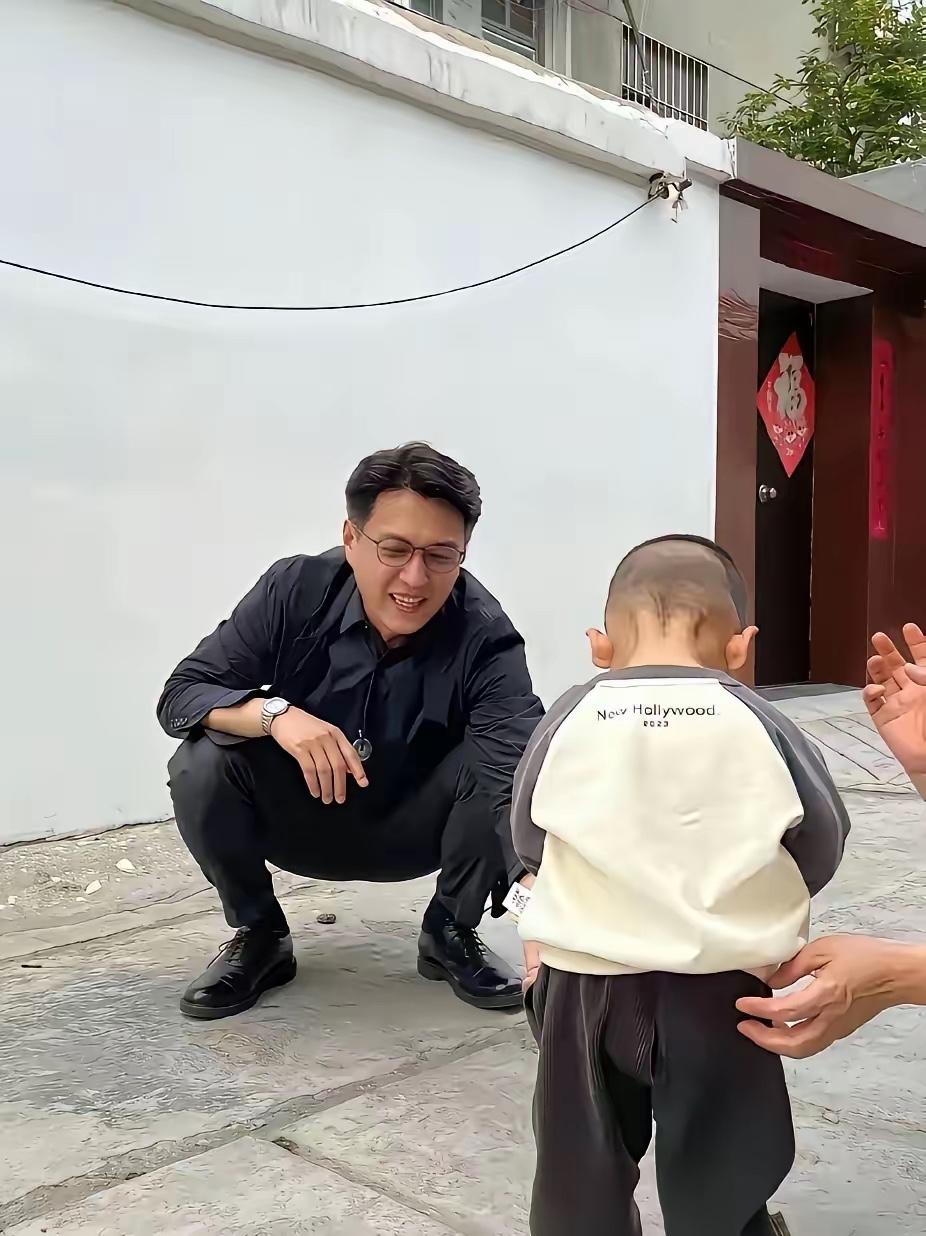 这是哪位大佬，和小孩子玩得这么开心