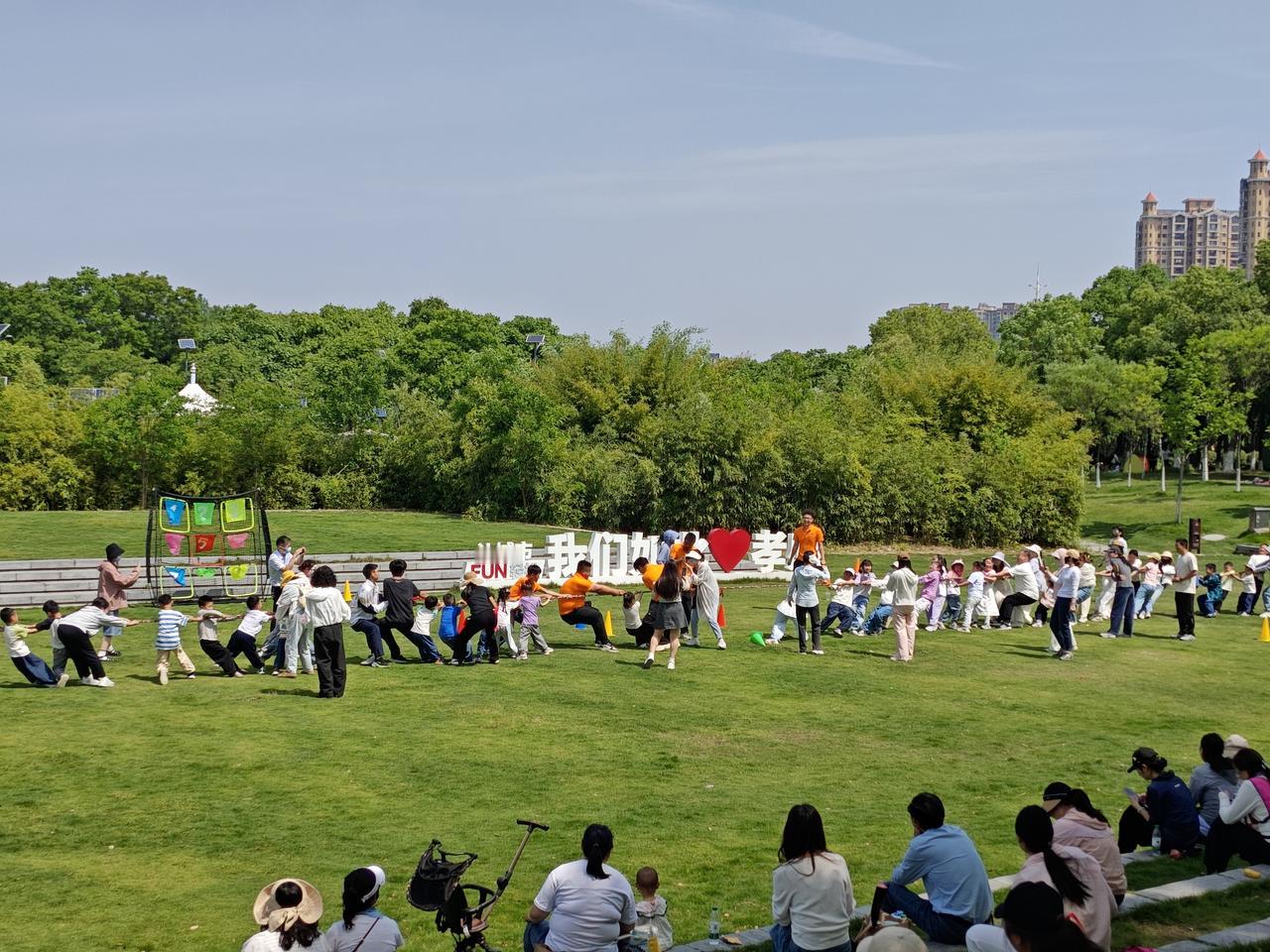 2026年5月10日，一场别开生面的护士节暨母亲节亲子户外活动在槐荫公园欢乐上演