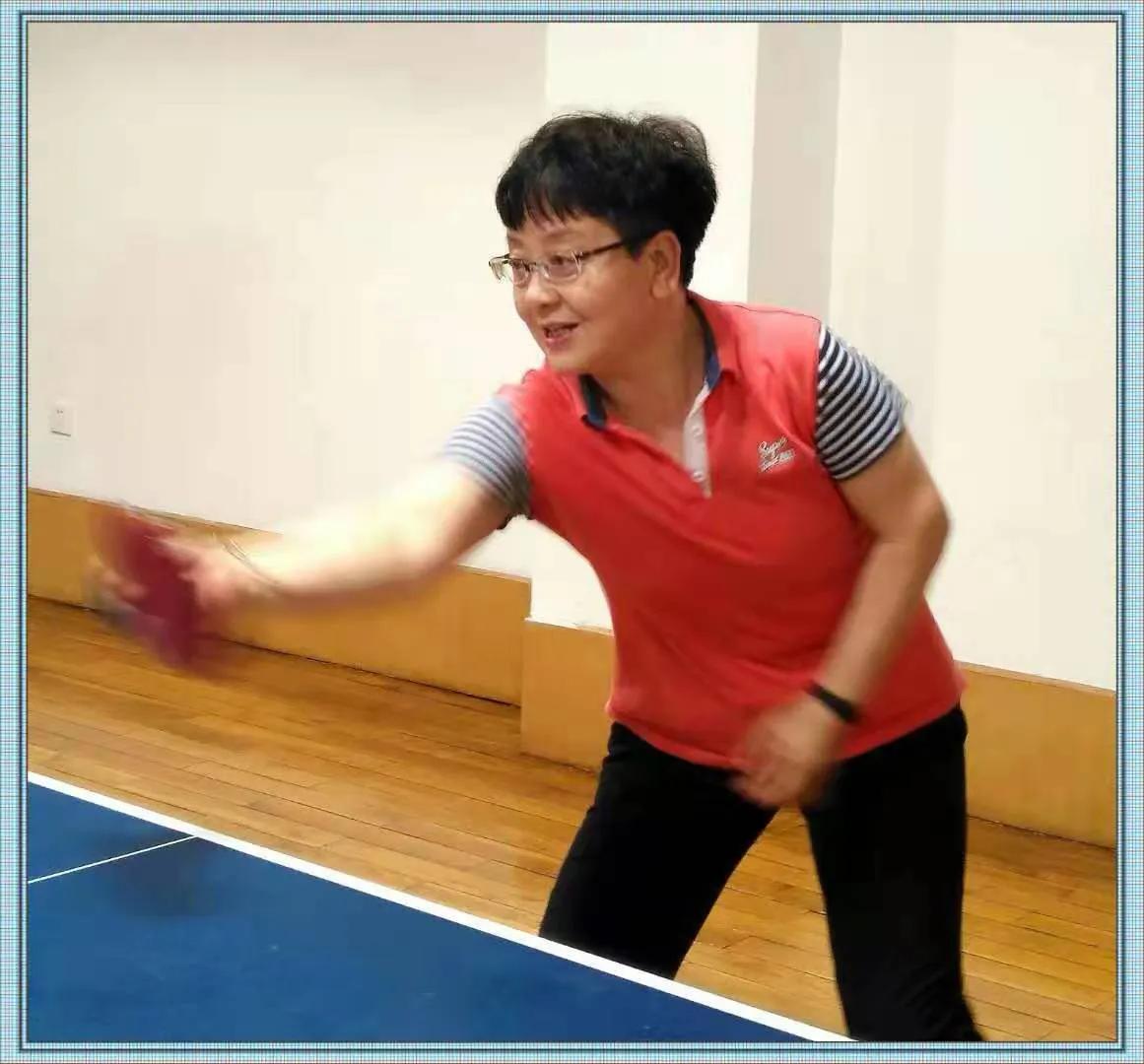 它动静相宜，既锻炼眼力、反应与身体协调性，又能舒缓心绪，消解生活疲惫。挥拍之间，