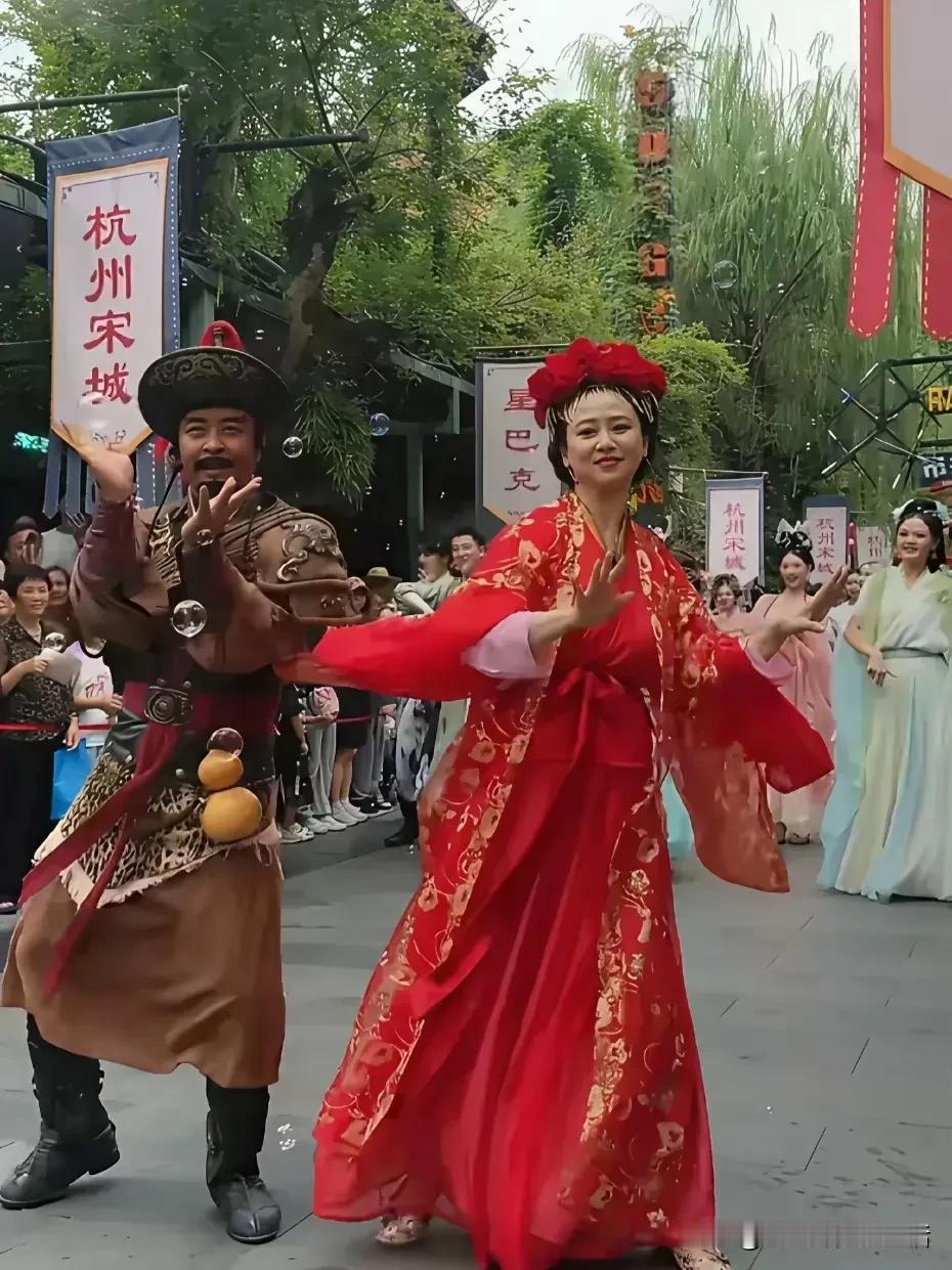 这些景区真厉害。
请来了过气明星上演回忆杀，有马景涛，还有现在的翁虹。
很多游客