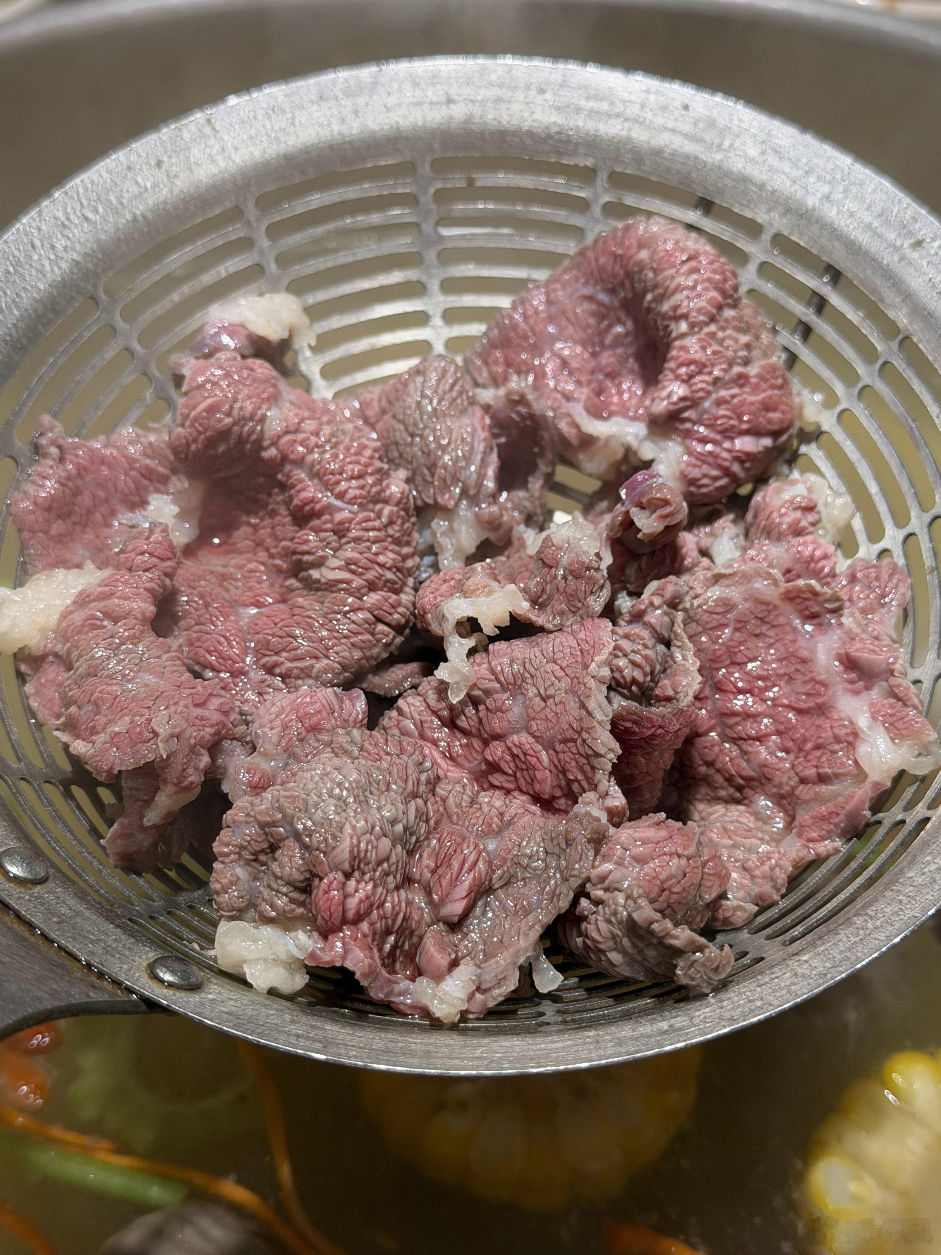 一周之内连着吃了三次旺市和记潮汕牛肉火锅，吃到积食，前几天还在跟朋友讲店刚开的时