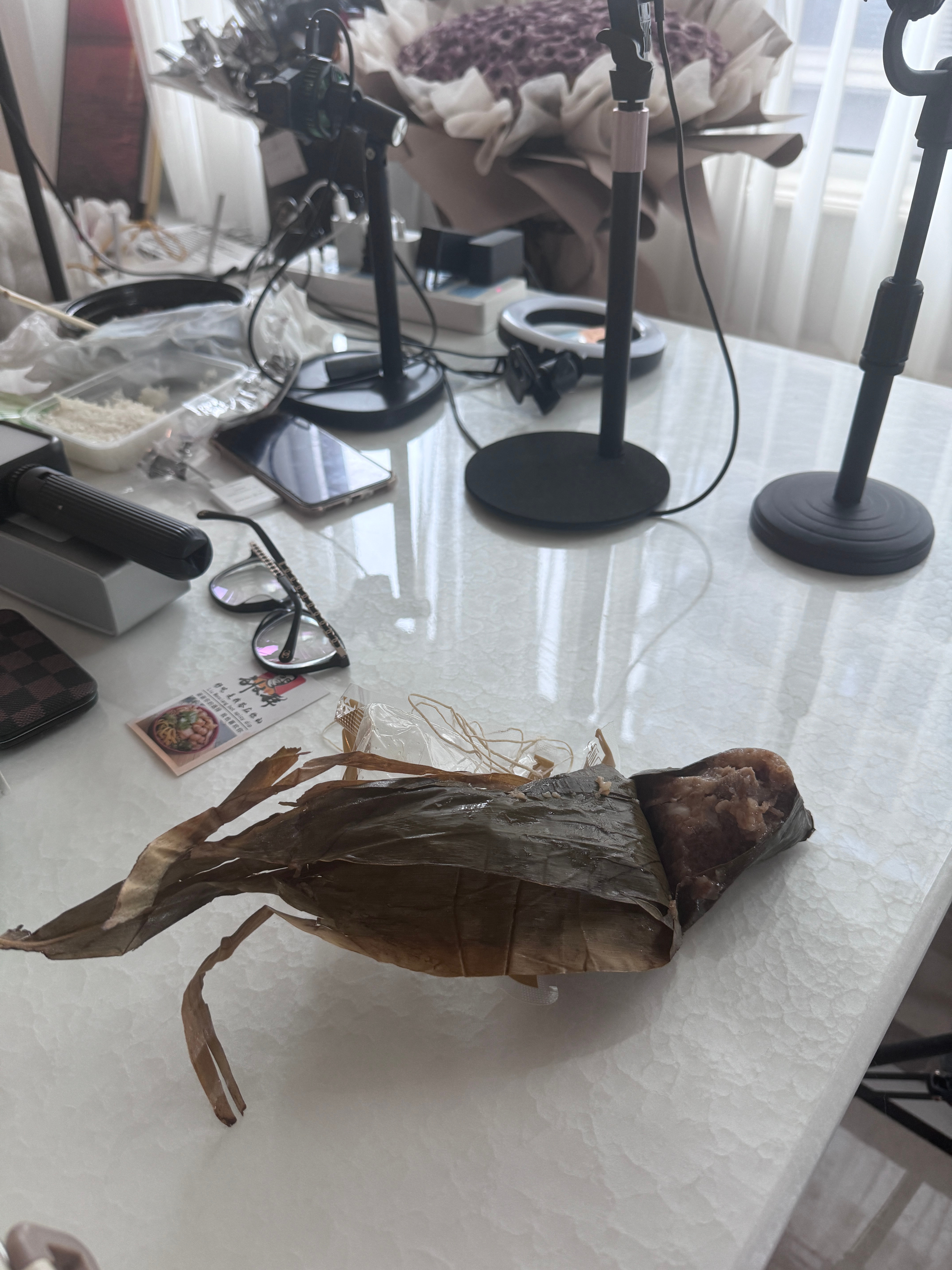 盒饭送的咸粽子 我吃不来 好想吃妈妈包的甜粽子 呜呜呜[悲伤] ​​​