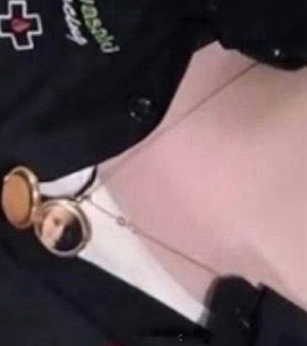 胡先煦项链里有李宛妲照片哇哇哇！胡先煦项链里有李宛妲照片！这真给我嗑到真的了[a