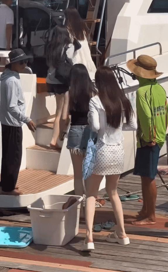 谁懂啊，为什么上游艇要脱鞋子啊？[抠鼻]