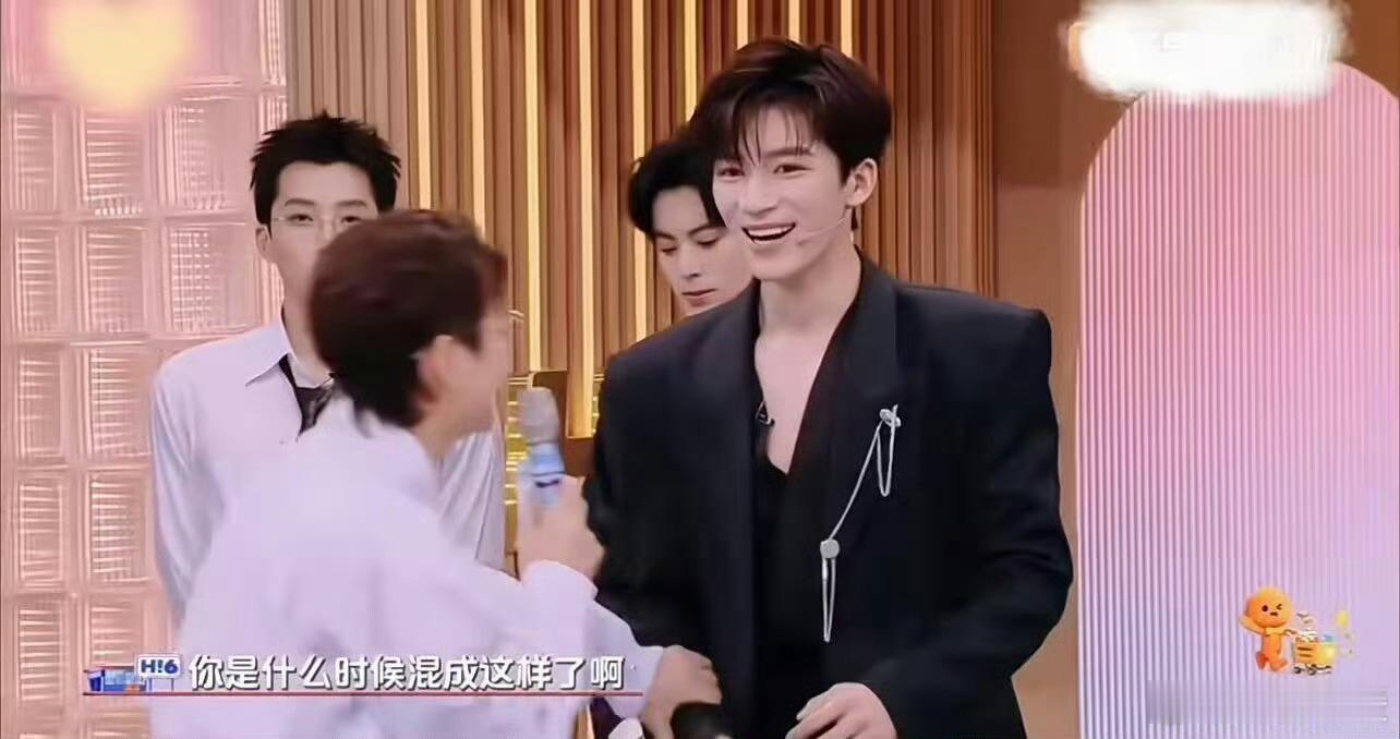 王星越手搭空气还被空气推了一下[允悲] ​​​