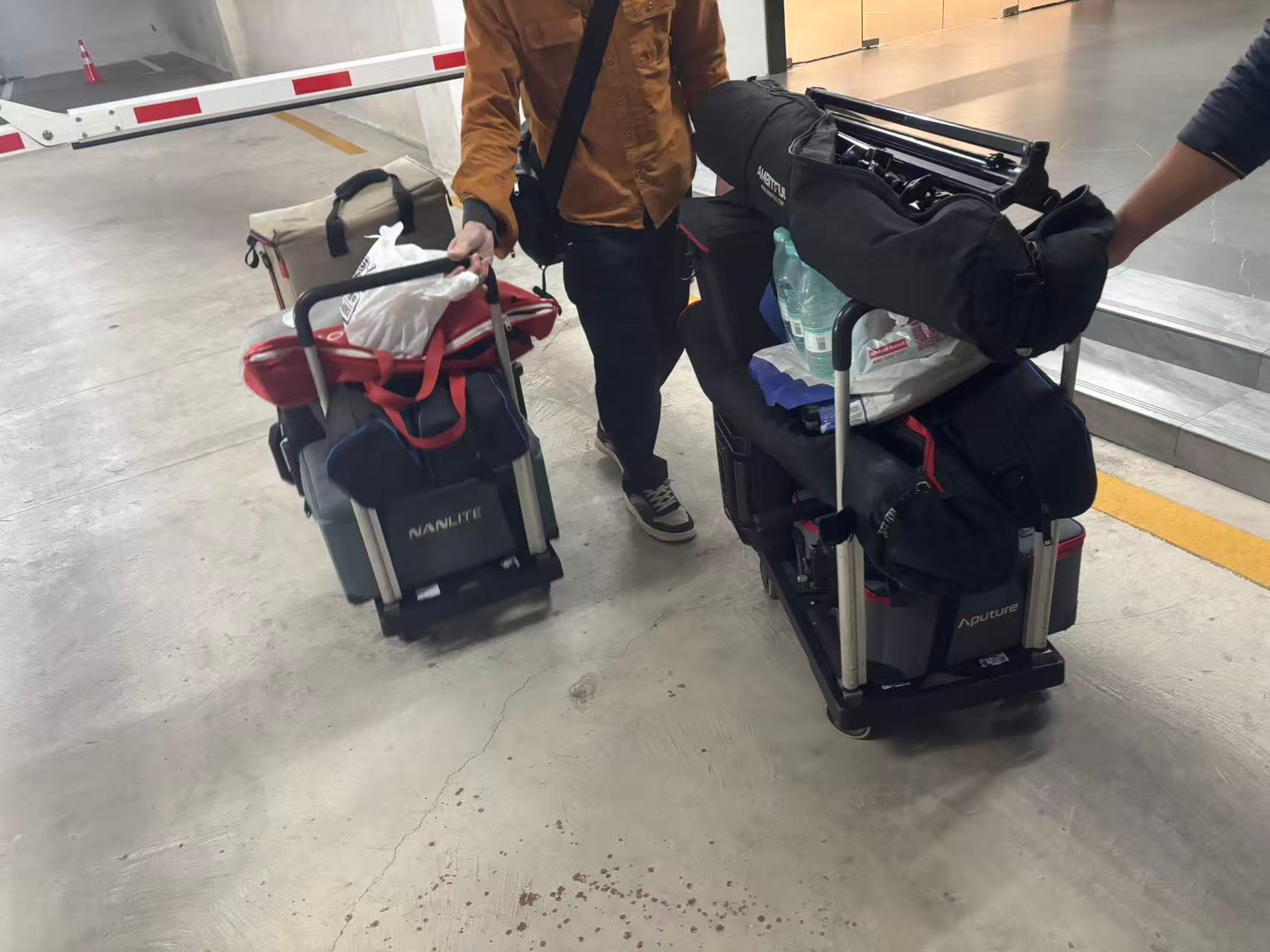 今天我在上海，二梦在深圳，同时还有一组小伙伴搬着一大堆设备抵达了坪山，为明天一大