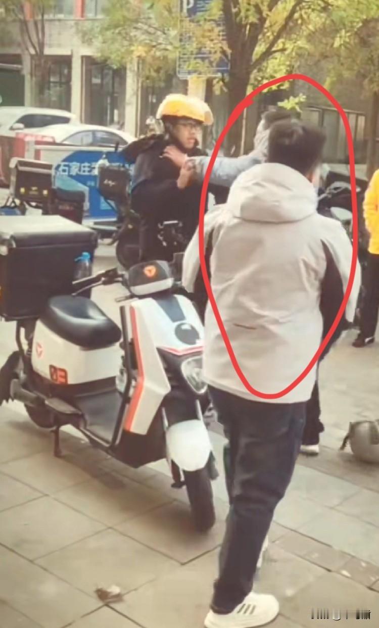 不要欺负老实人，老实人被逼急也别走极端啊。
 
月初有个外卖小哥，离职的时候跟站