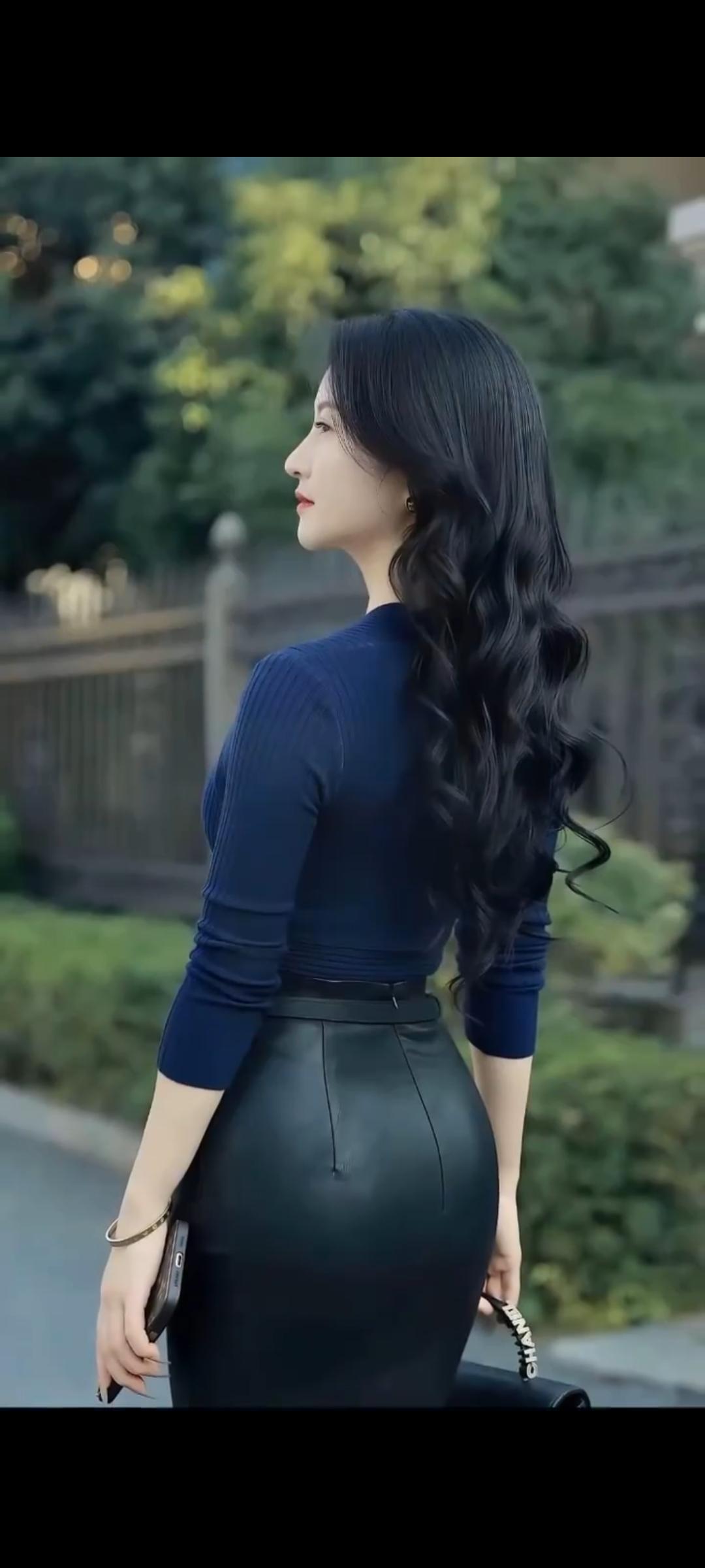 藏蓝色紧身针织衫和黑色皮质包臀裙这种组合属于轻熟御姐的风格。兼具优雅和干练的属性