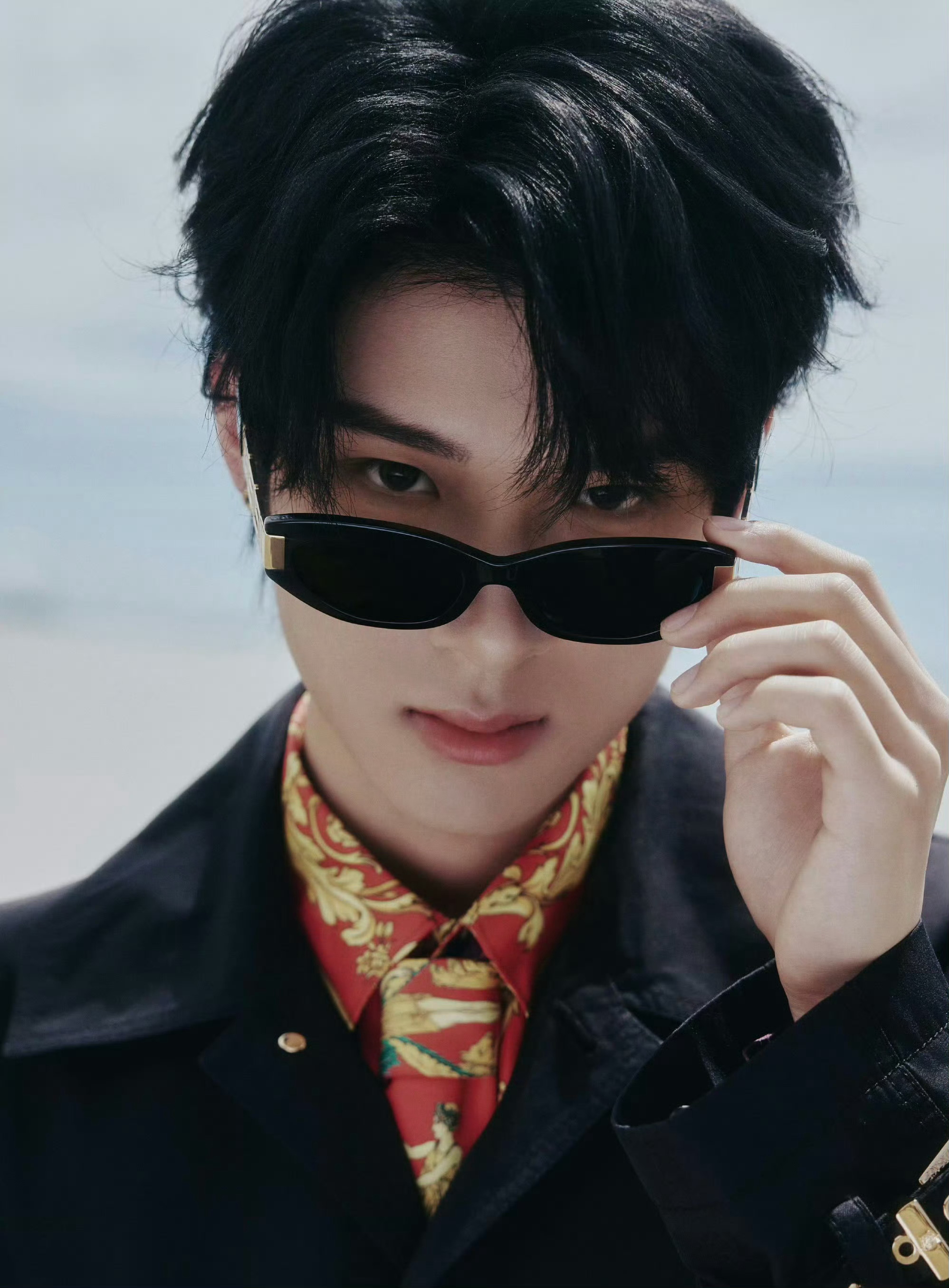张峻豪身穿Versace 2025秋冬系列亮相TMEA音乐盛典，搭配黑色墨镜整套