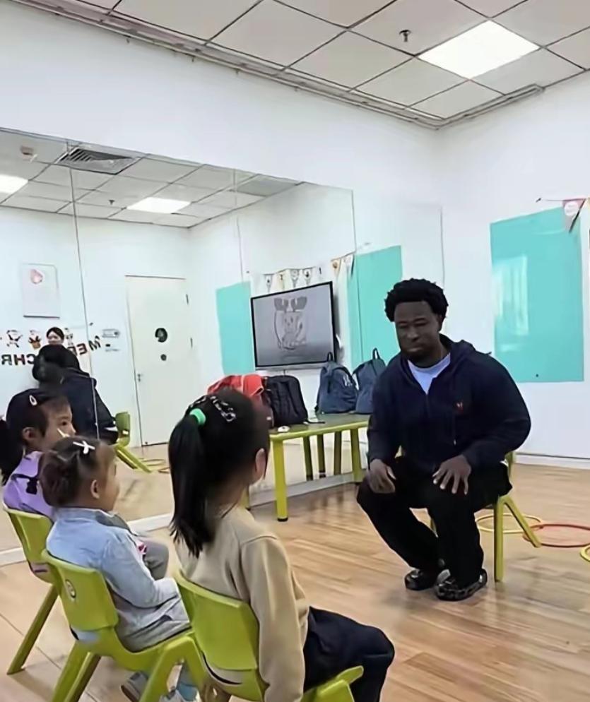 广州天河一位宝妈因幼儿园突然新增外籍男外教，果断给孩子办了退园。消息一出，网上炸