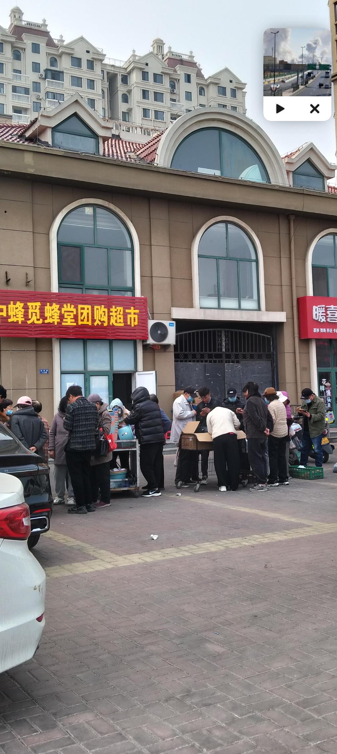 我们小区有新开的蜂蜜店，也有直播卖货店，还有药店等，为了拉客户开始发10个鸡蛋。