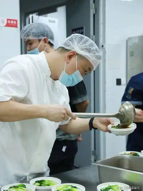 医院食堂开始送外卖了！减脂餐、月子餐、中药奶茶……三甲医院的外卖你敢点吗？

