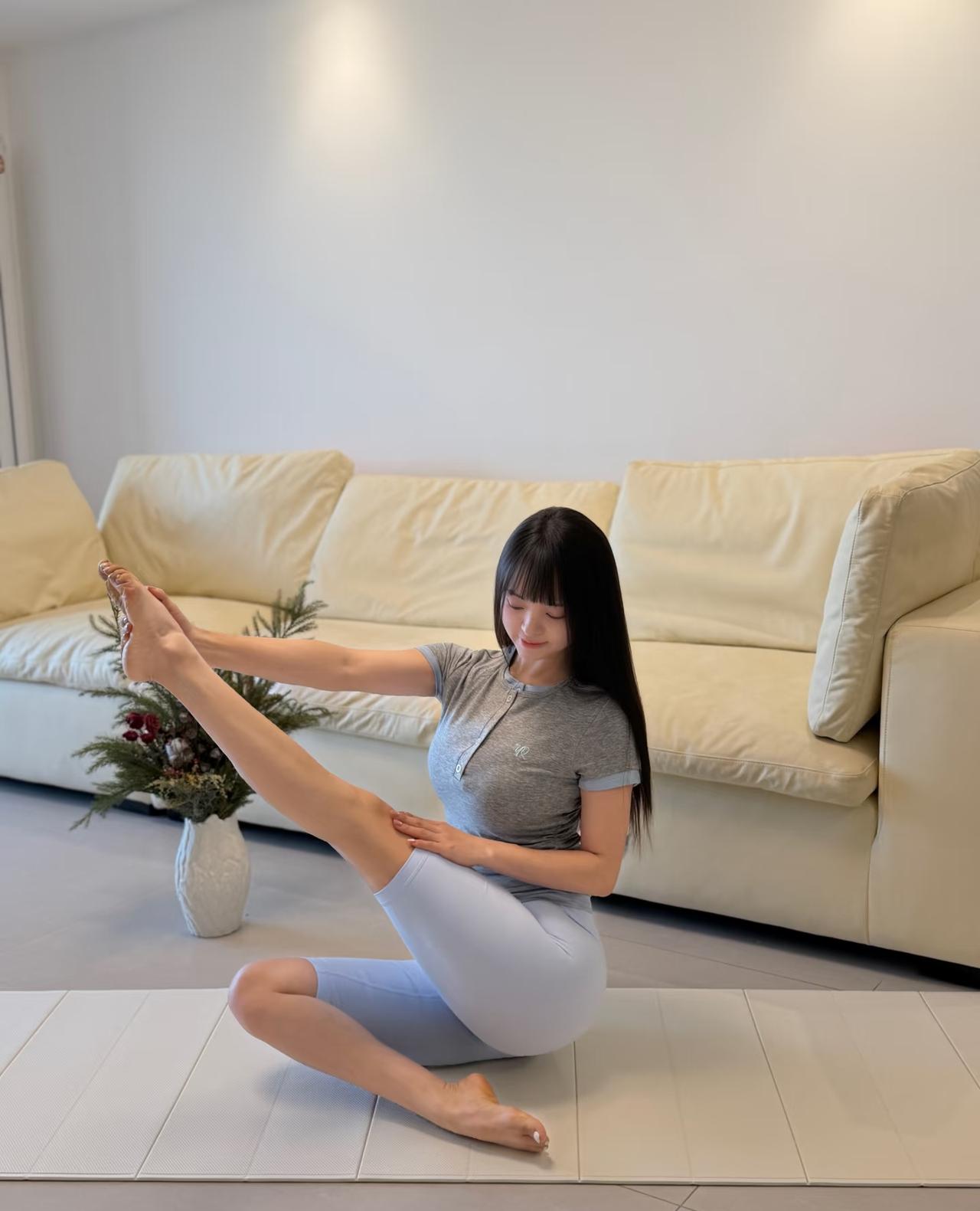 瑜伽女孩的日常温柔
 
把身体打开，把心放宽
在忙碌琐碎的日常里，给自己留一段专