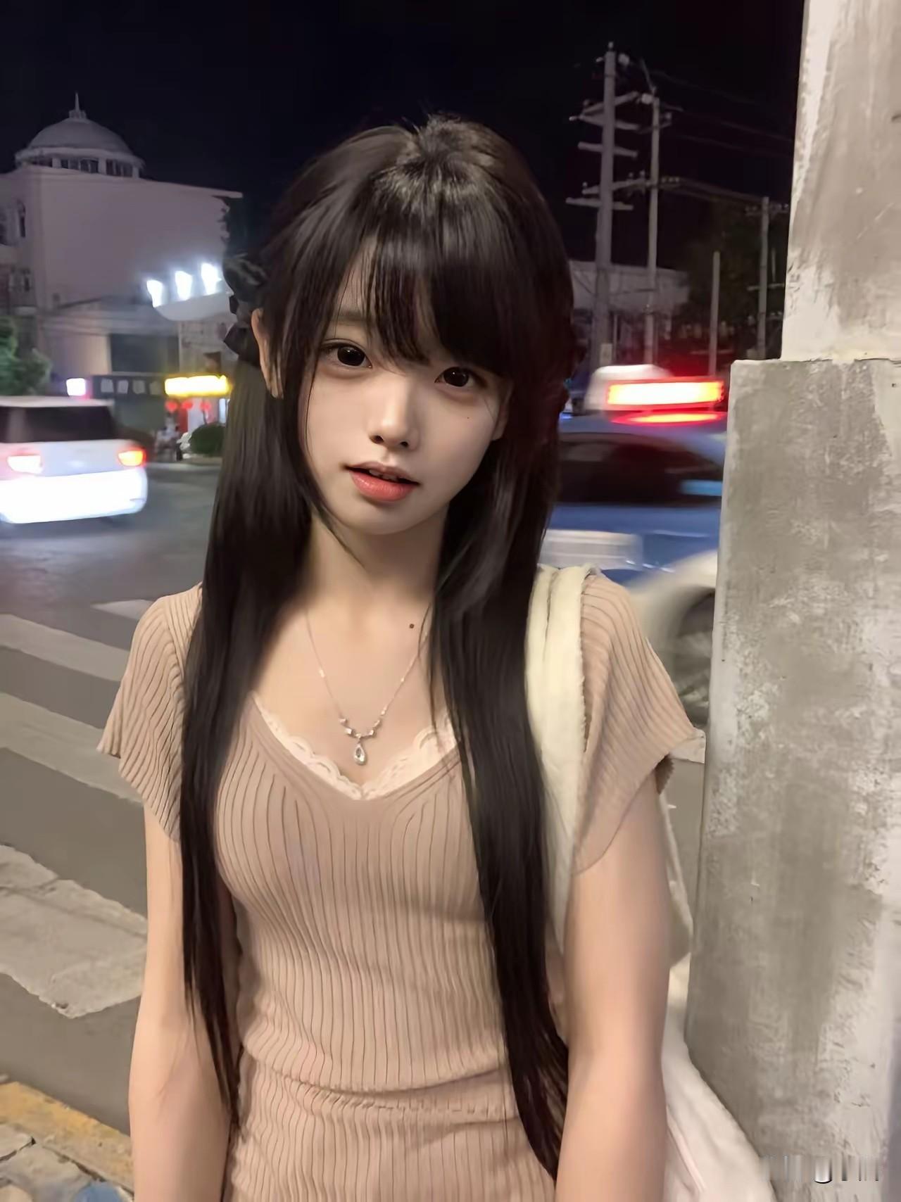 喜欢夜晚城市的烟火气息
总幻想能遇见同频的人
只是不知道，那个人会不会是你城市街