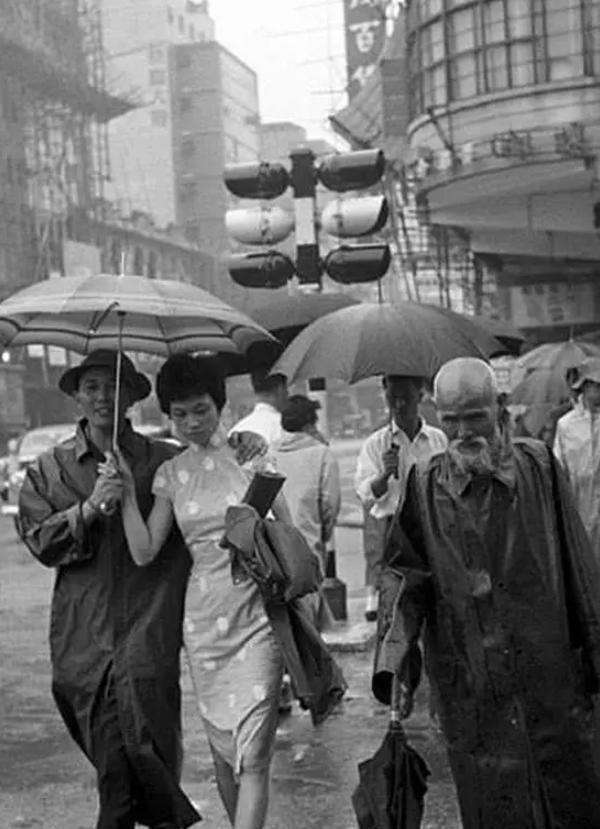 1949年10月，解放军解放广州后，曾有意向香港进军，但就在解放军准备发兵香港时