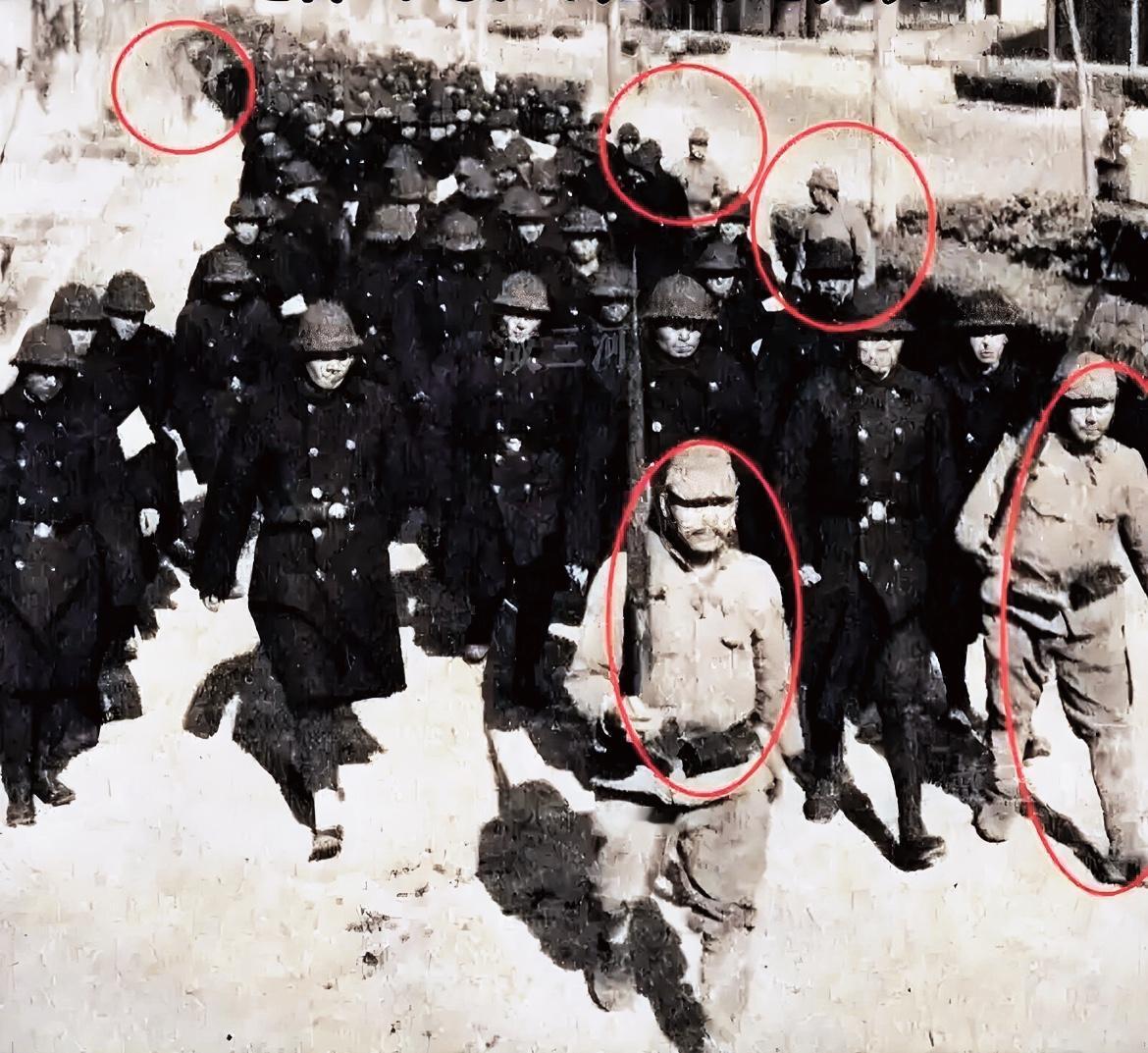看到一幅老照片非常愤慨震惊。

1937年，5个日本军人押送着2000多个南京驻