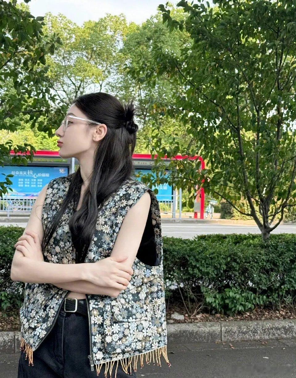 迪丽热巴这一次的营业装扮真的好像知性的大学老师 ​​​