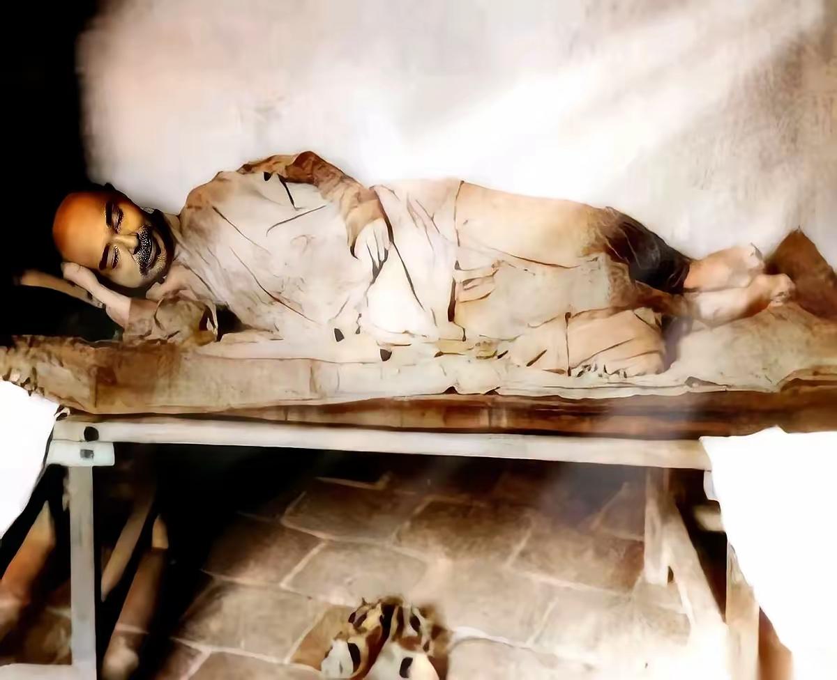 1942年，弘一法师火化的第三天，炉子里突然传出“噼啪”的怪响，像有人在里面猛砸