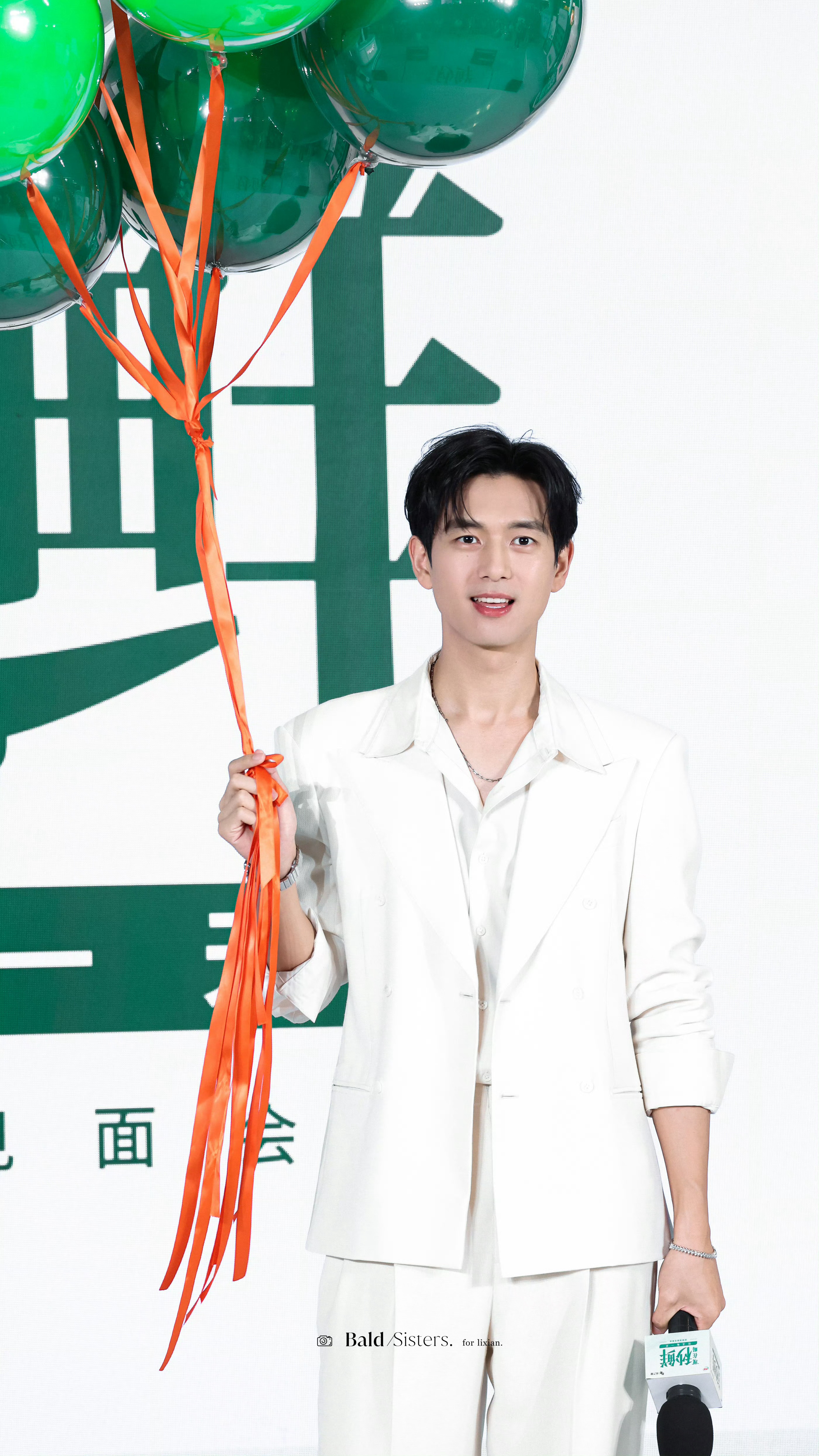 虎跳峡徒步偶遇李现昨天还在武汉参加活动，今天就闪现到虎跳峡了，真是特种兵啊李现。