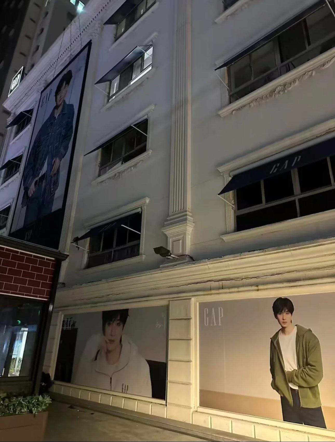 成毅上海地广已铺满 ​​​