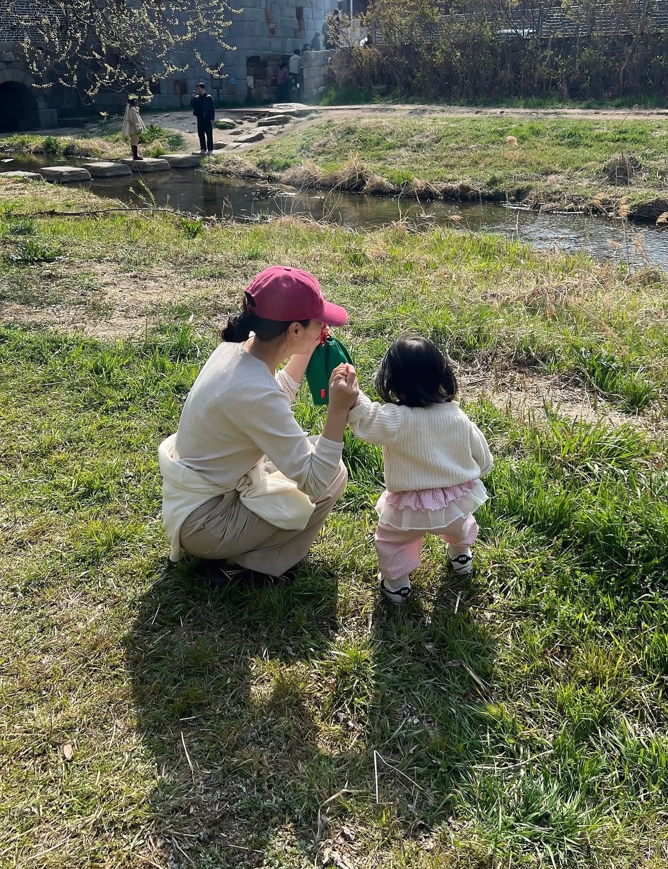 后来大家都不敢晒幸福了,因为幸福哪天说不定就变成了巴掌,扇在自己脸上。 