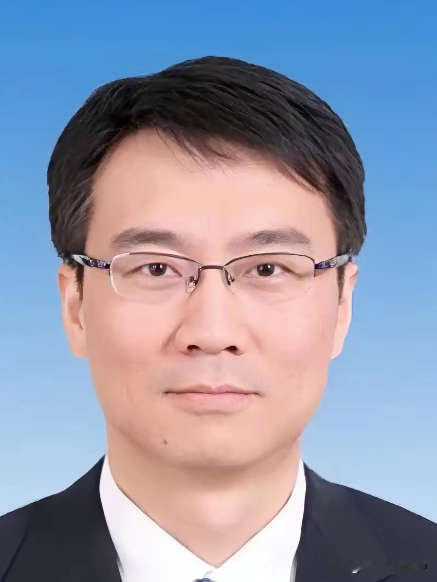就在刚刚，界面快讯传来消息，新疆商务厅主要负责人李轩被查！

翻看他的履历，是一