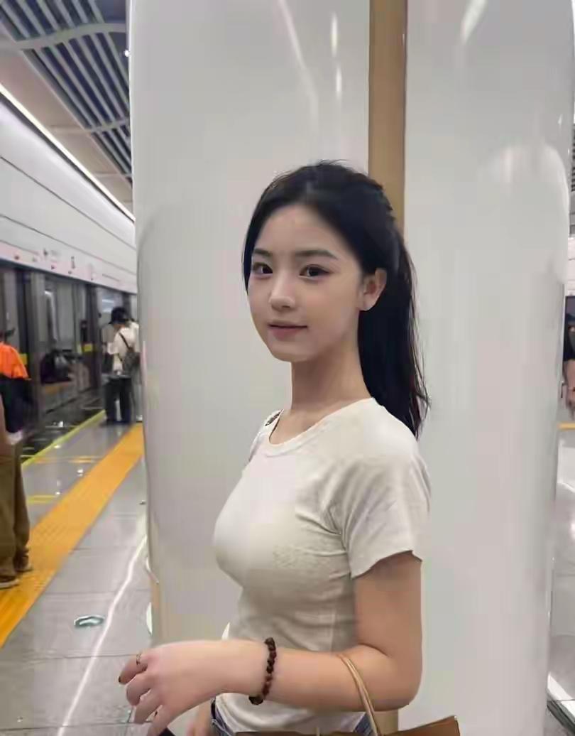 这是谁家的娃，虽是个高中生，却透着一股成熟的身材，现在的孩子发育得越来越好了！