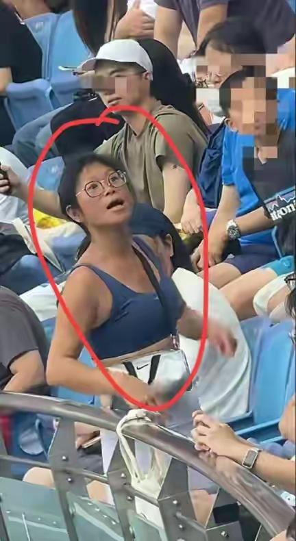 这个女人把自己过成了一个奇葩
昨天上海网球大师赛，
一个女人在观众席上大声喧闹，