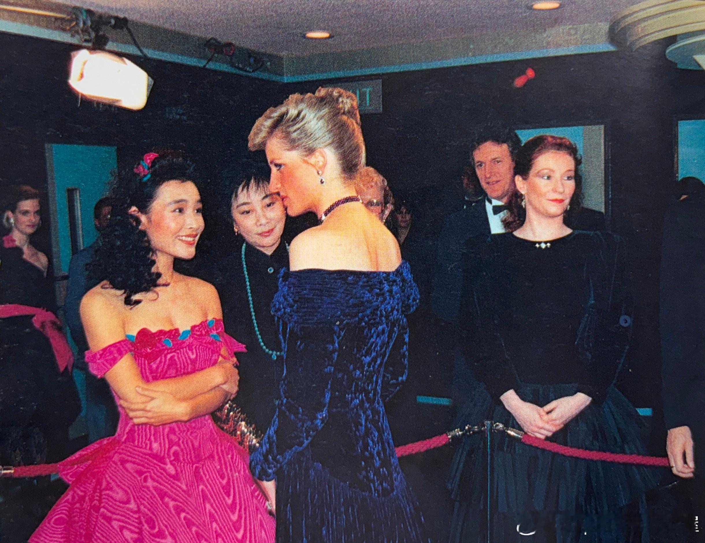 1986年陈冲因在电影《末代皇帝》中饰演婉容一角而声名鹊起，并因此收到了英国王室