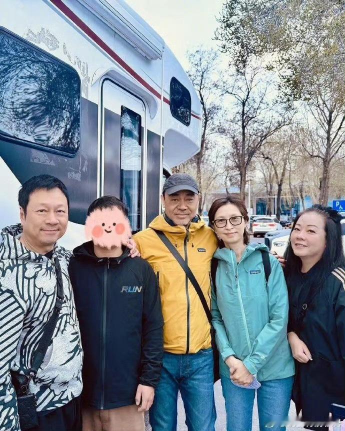 新疆偶遇刘青云郭蔼明刘青云夫妇黎耀祥夫妇同游新疆 好巧，有网友在新疆偶遇刘青云郭