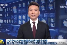 康辉在22分38秒超长口播中，当着全国观众的面抬手调了一下耳机。这是《新闻联播》