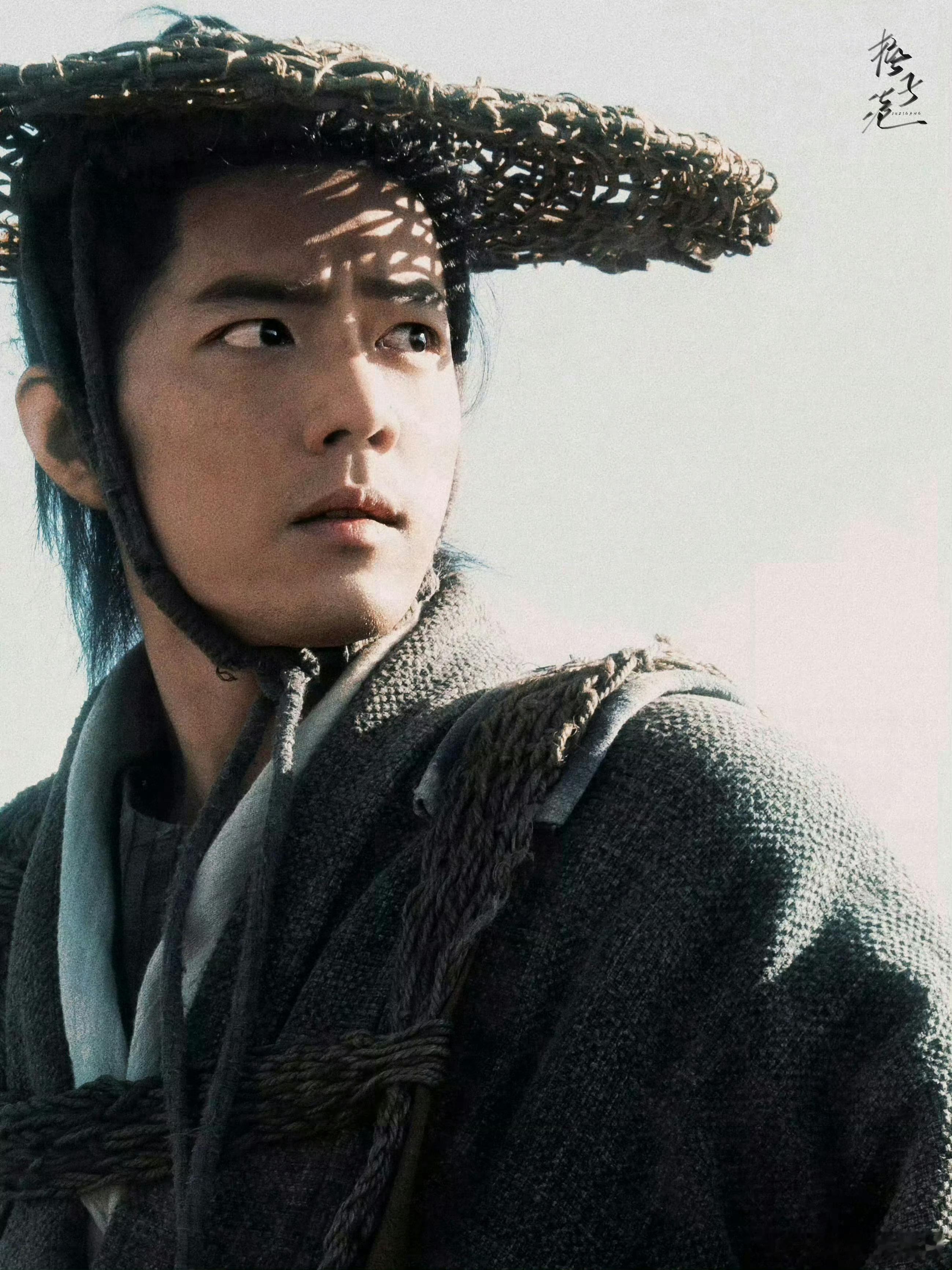 我一度认为这个就是肖战的电影人生镜头，仿佛新龙门客栈周淮安骑着骆驼在沙漠里荒凉侠