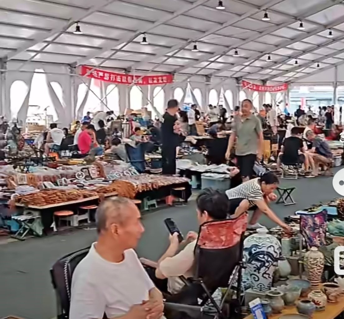 谁能想到外国朋友淘货比本地人还专业，砍价流程行云流水！市井讨价还价不只是省钱，更
