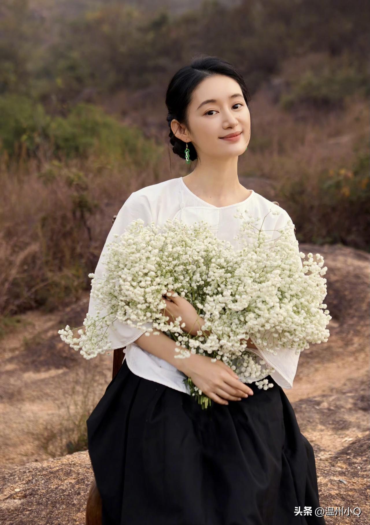 宝藏女孩郭晓婷，在娱乐圈打拼多年，演技稳定，长得可人，为人低调，平时爱看书，字写