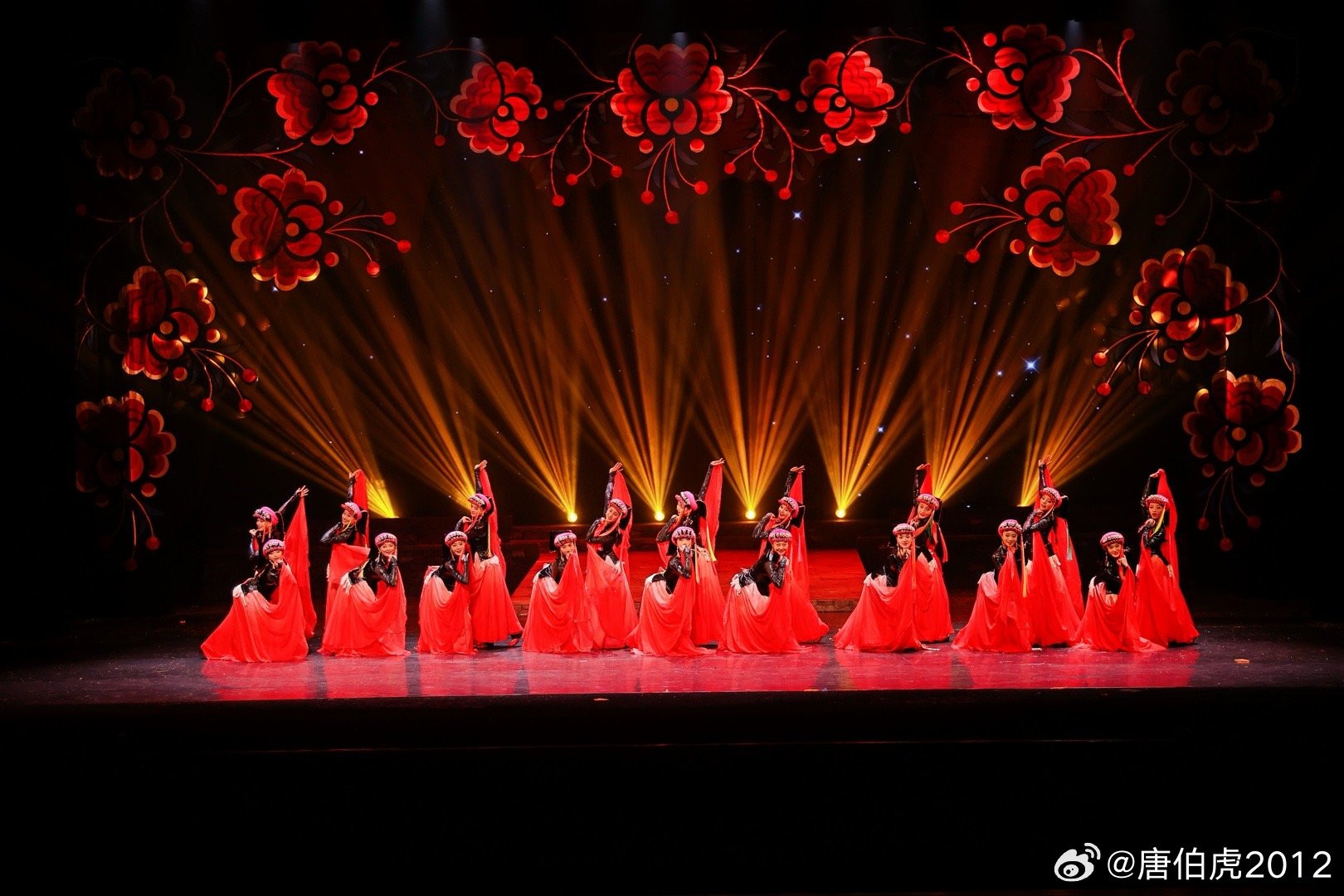 蜀山之王贡嘎的雪峰俯瞰着川西的千沟万壑，它的巍峨不仅是自然的壮美，更是这片土地深