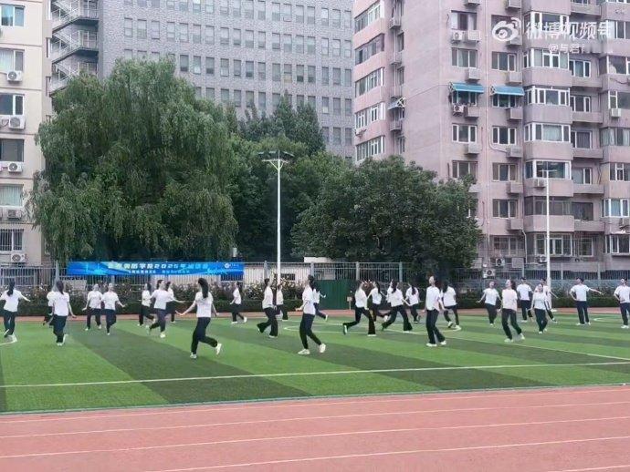 李小冉说母校连你也没放过我北舞不愧是亲母校，运动会放名场面，精准拿捏李小冉梗点 