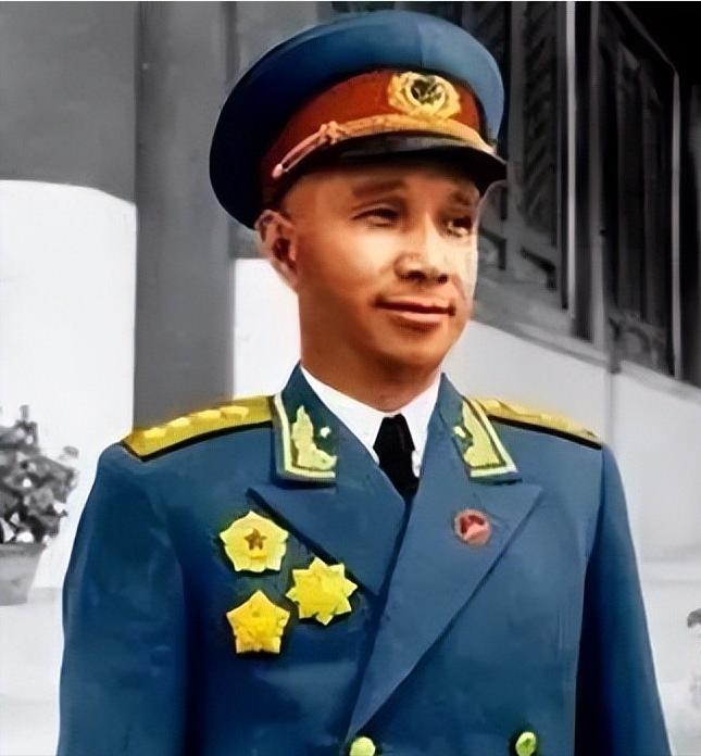 [微风]1960年，毛主席邀已被撤职的粟裕前来参加上海政治局扩大会议，会前曾对他
