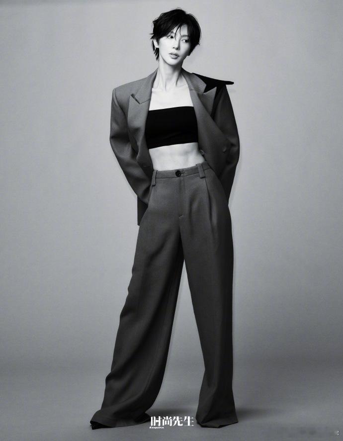 《时尚先生》11月刊封面太绝！短发配淡妆尽显英气，镜头前的她自带疏离又危险的魅力