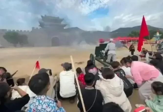 沂南“跟着团长打县城”火爆全网，道具刀枪不够用无奈限流[微风]
 一条关于山东沂