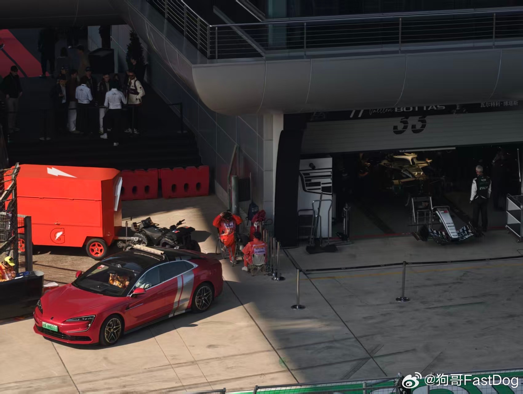 仰望U7这个涂装搭配上赛现在F1的装扮还挺是那回事的，昨天还在围场外面看到U9在