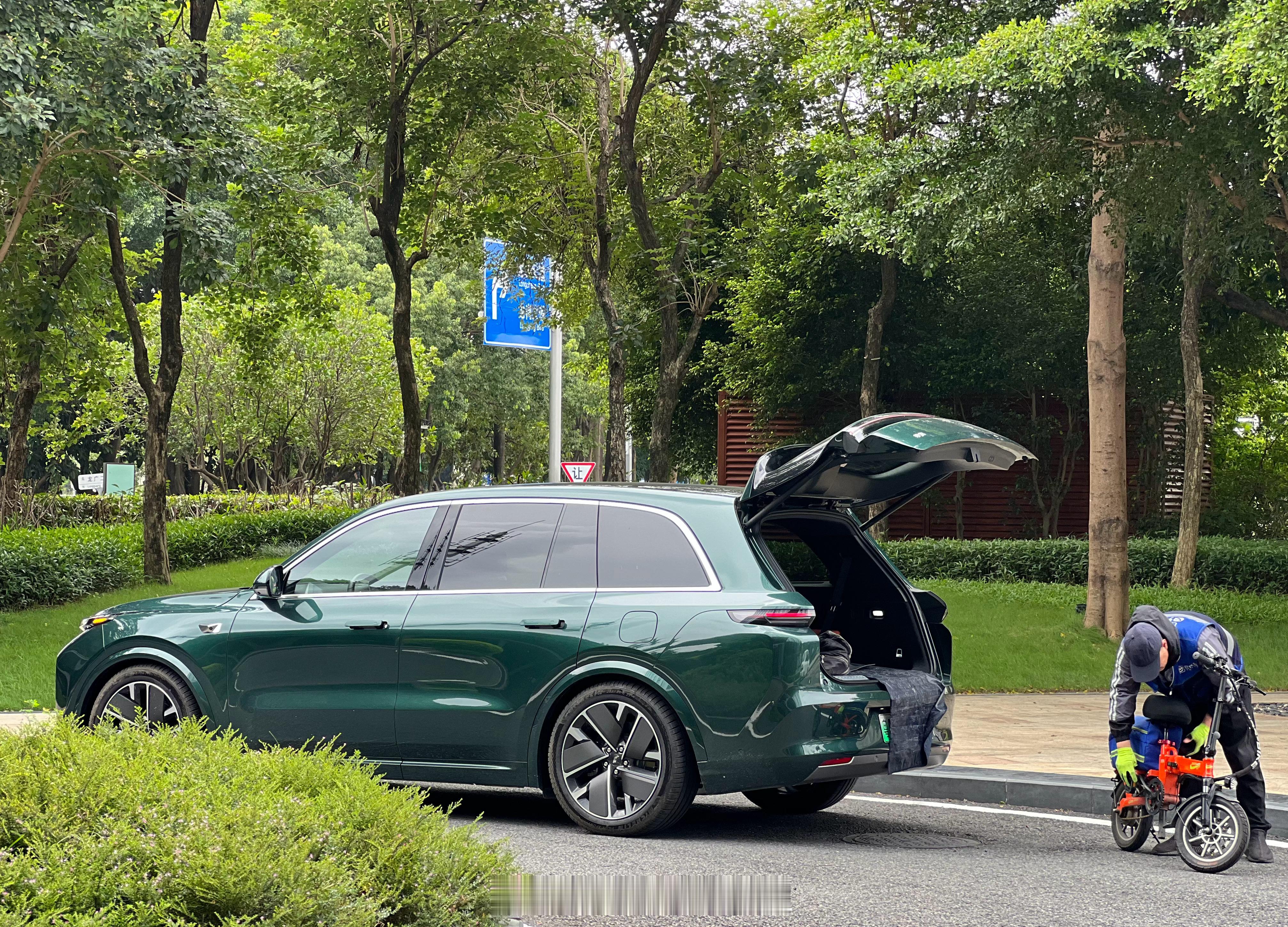 刚让代驾来把老八理想L8 接走了，准备迎接一个大家伙，然后去干一件极具挑战的项目