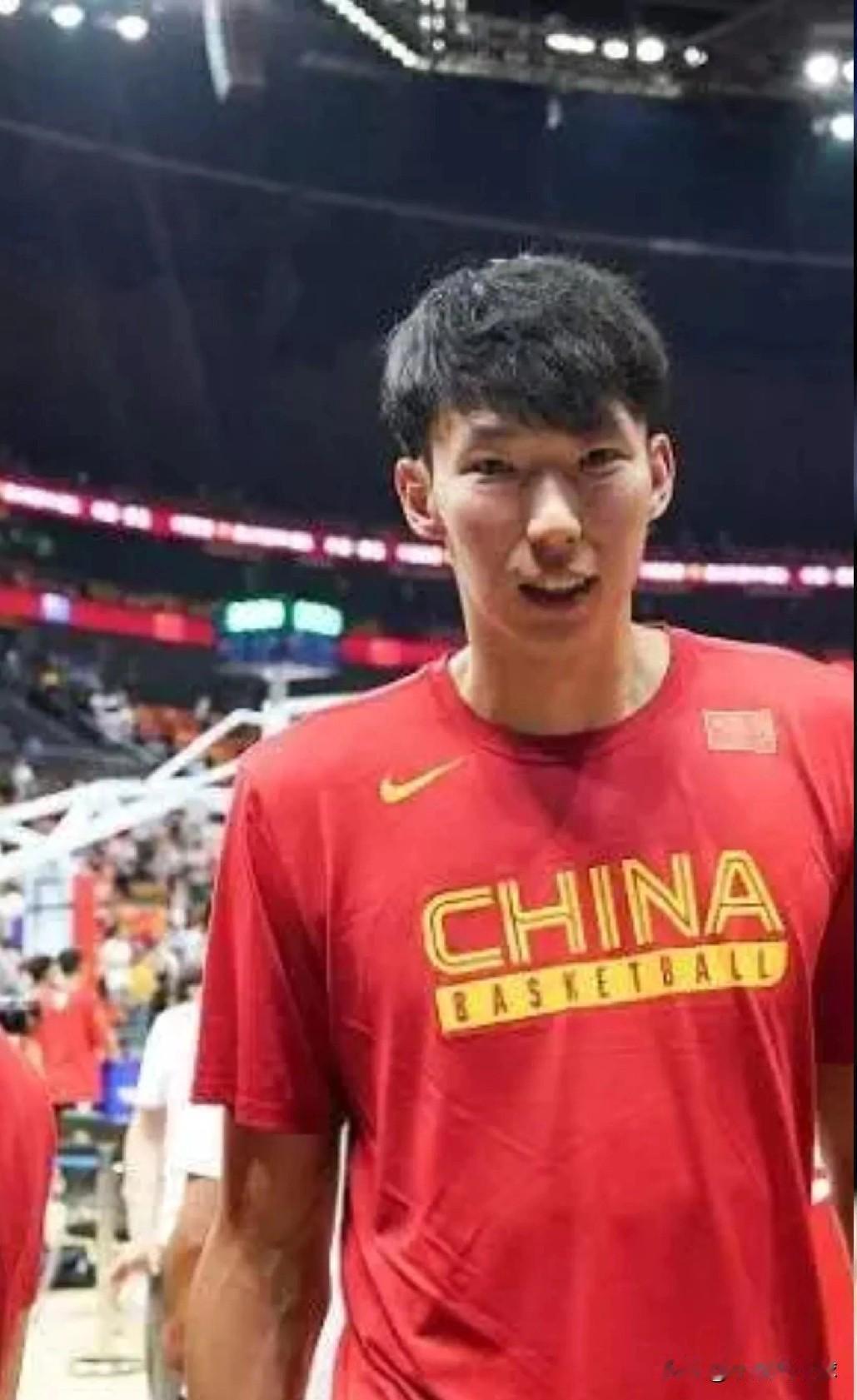 现在CBA国内球员中，谁能排第一必须是周琦啊！周琦是目前国内攻防两端最强的球员，