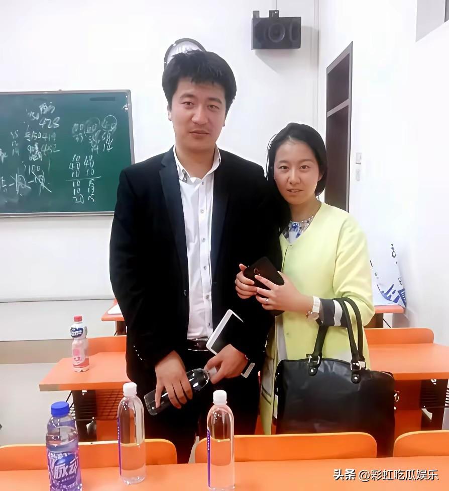 这是张雪峰的旧照，旁边的是他老婆李丽婧，他们很有夫妻相，夫唱妇随的模样羡飒旁人。