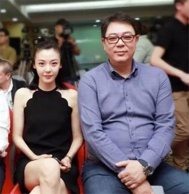 一次高亚麟到李彬家做客，半道突然叫住司机说：“快去买四个汉堡。”没想到司机刚出去