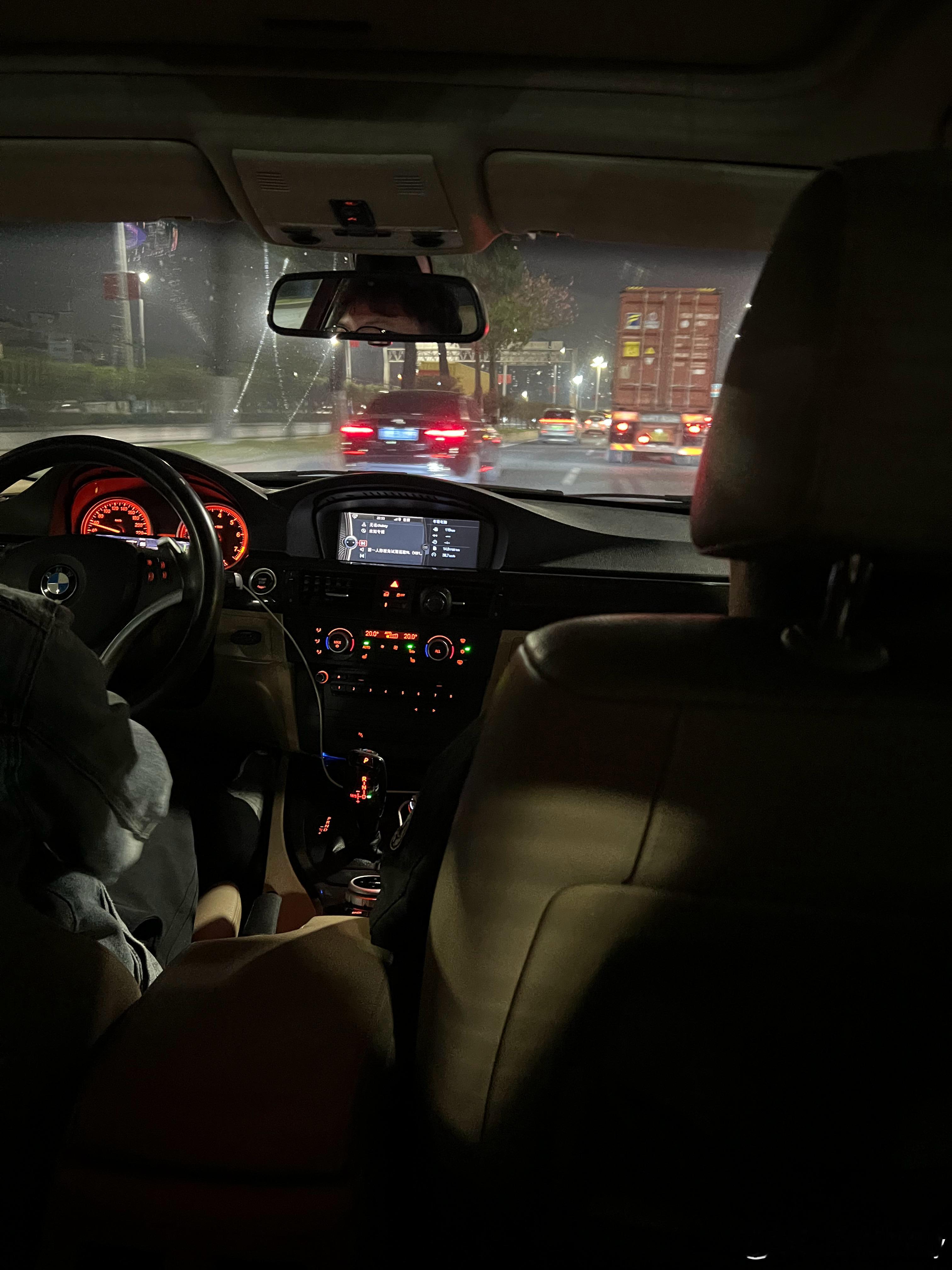 有一说一，E90后排真的可以，坐姿高，坐垫支撑足，空间对我来说也是够的，唯一问题