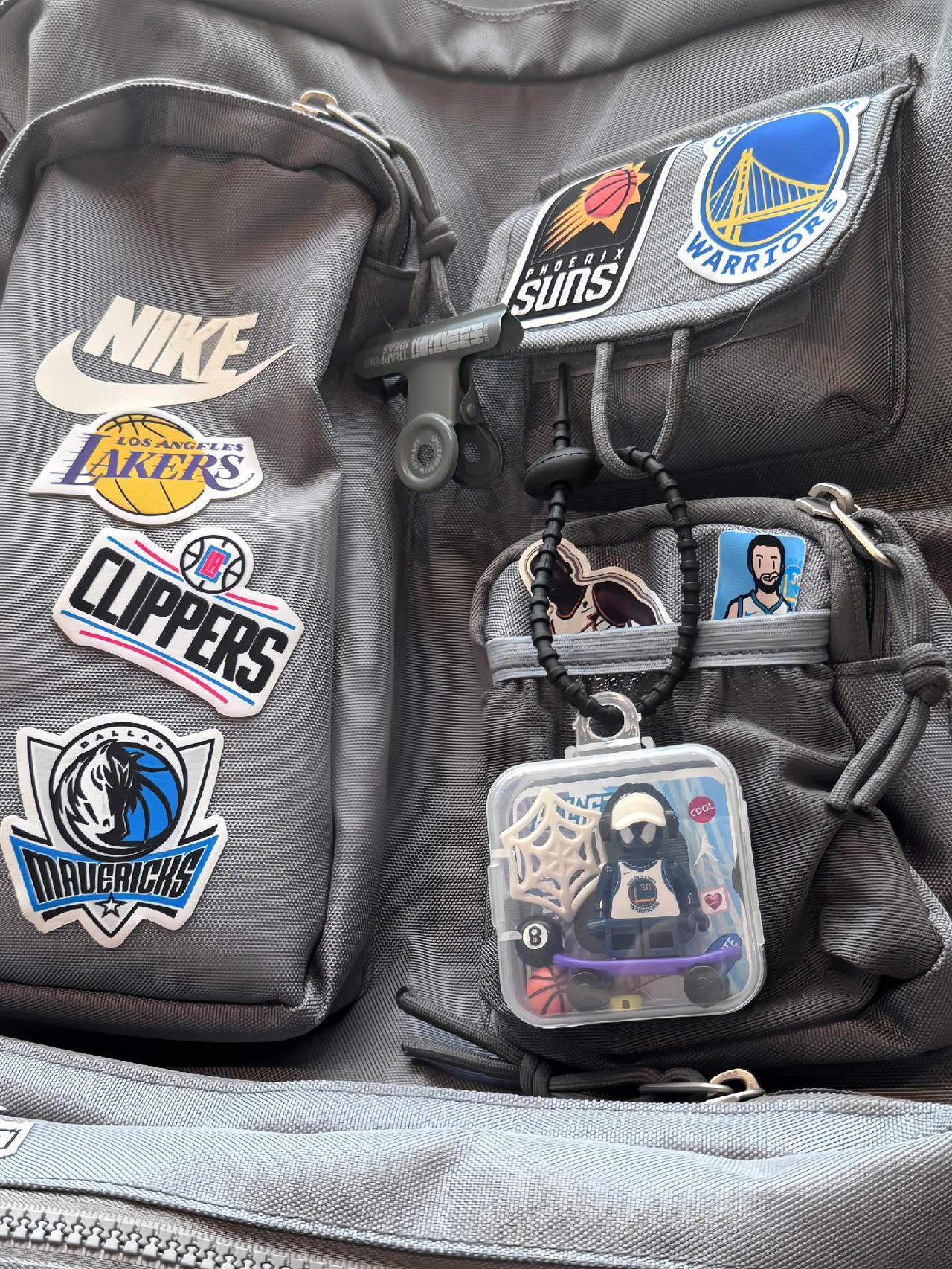 ”是时候艾特好朋友 的书包一人一挂一个这么酷的勇士人仔啦！”篮球 库里 礼物