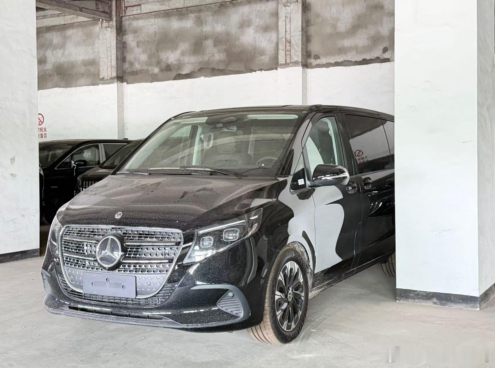 奔驰V300  黑黑 7座指导价496800元 全款裸车34.99万元  MPV